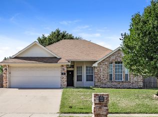 621 Pleasant Valley Dr, Burleson, TX 76028