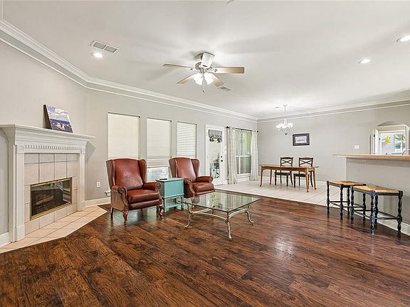 4th image of 42 Helen Dr