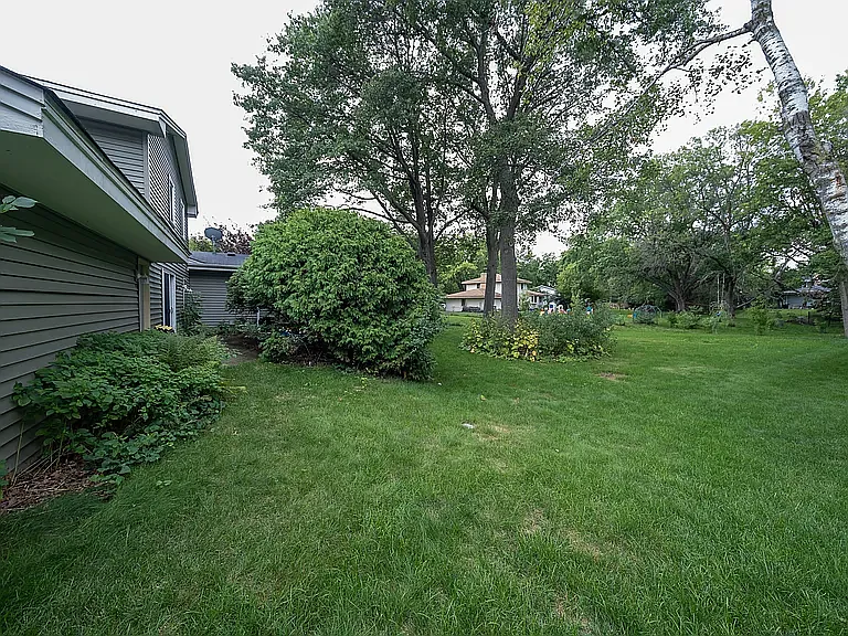 2416 Queens Dr — Photo 8