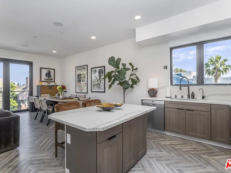 137 N Doheny Dr #4 — Photo 13