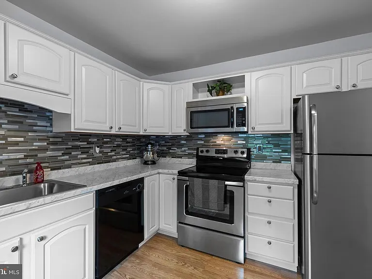 14 Garden Ct — Photo 3