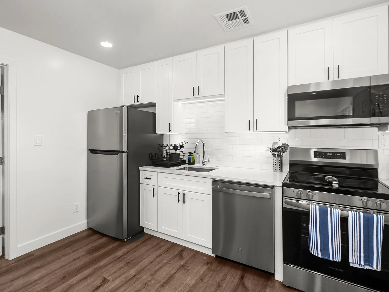 DT PHX |Furnished 1BR | Pet-friendly |All Utils Incl | Ideal for Travel Nurses & Relocators - #1 — Photo 4