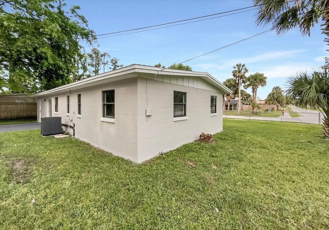 4 bed, 1.5 bath, 1016 sqft, $1,900 — Photo 2