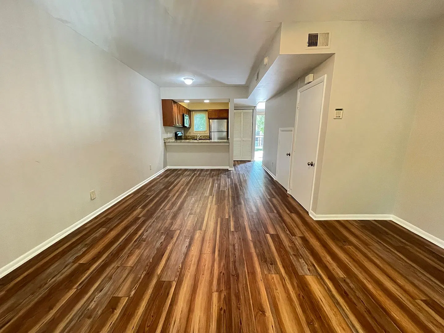 Wow! Must-see 2br in Chancellor Square...Updated, modern interior, walking distance to campus & d... — Photo 2