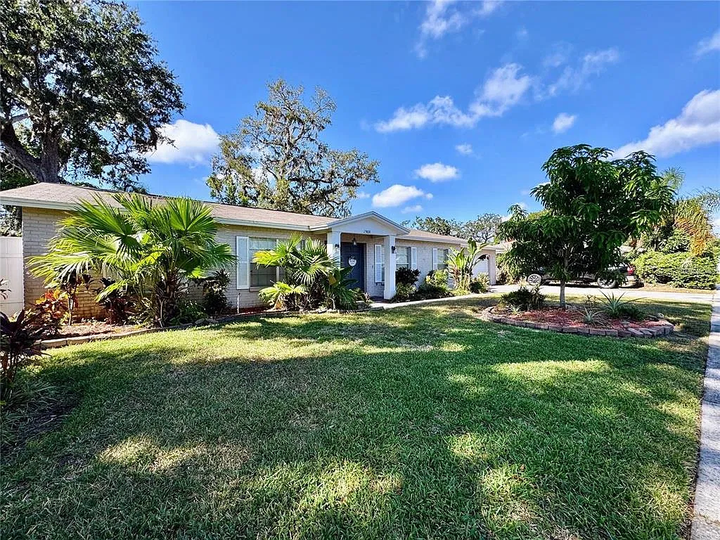 3 bed, 2.0 bath, 1645 sqft, $2,300 — Photo 2