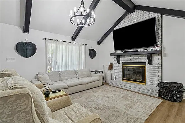 3 bed, 2.0 bath, 1500 sqft, $2,000 — Photo 2