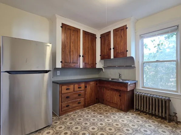 82 Littlefield St 1stFlr 3B/1B FreshPaint Hardwoods! NOPets Prkg, 82-84 Littlefield St Floor 1, Pawtucket, RI 02861