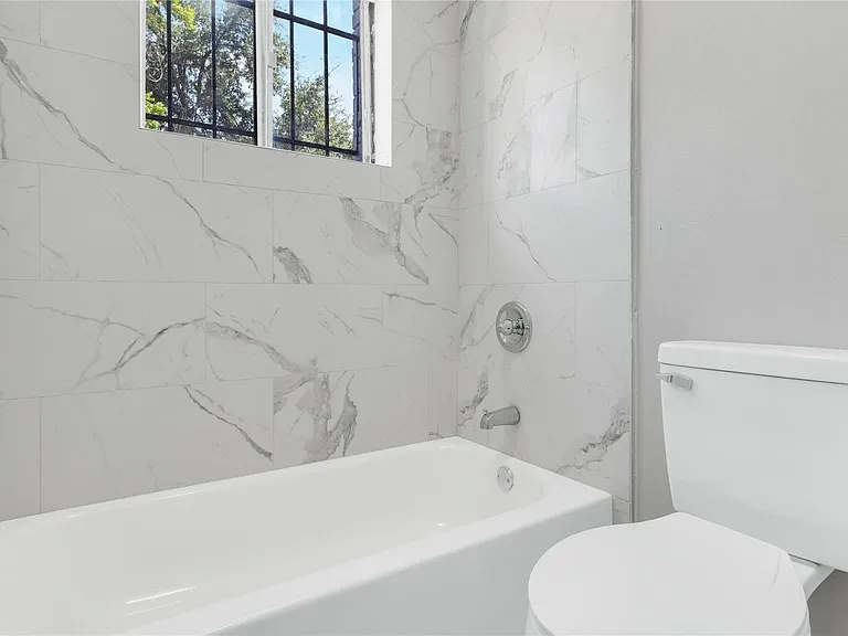 122 E Crosstimbers St #117 — Photo 8