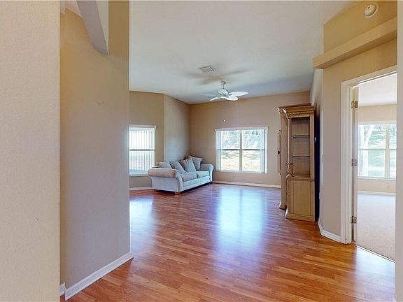 5th image of 472 W Larchmont Ct