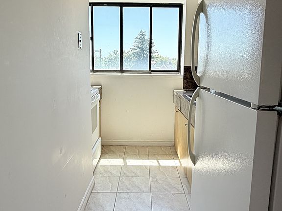 5th image of 10 Pearl St W #204