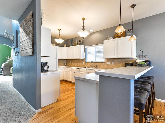Kitchen with eat in Peninsula