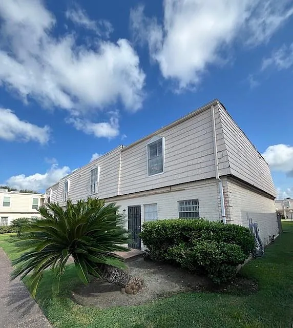 2 bed, 2.5 bath, 1296 sqft, $1,250 — Photo 2