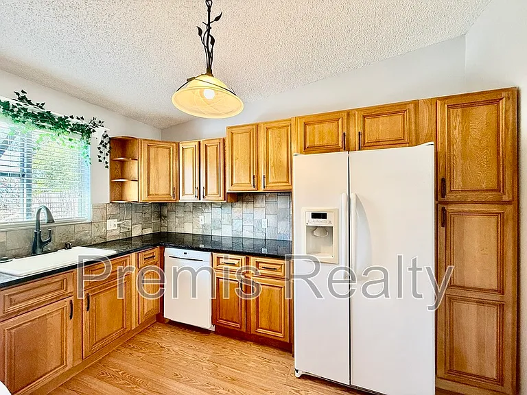 747 Brook St — Photo 10