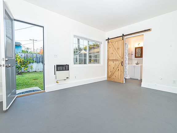 4th image of 362 Costa Mesa St