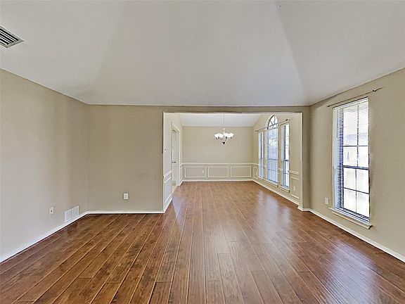 3rd image of 6901 Wickliff Trl