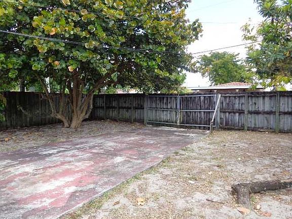 3rd image of 1037 Superior St