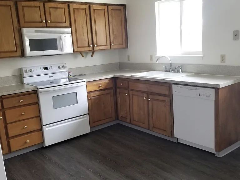 775 W D St — Photo 2