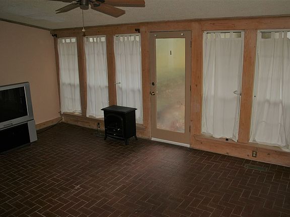 5th image of 228 Broadway Ave