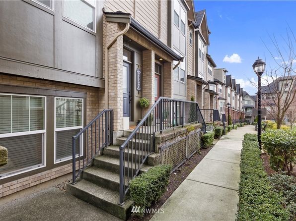 1318 Greenwich Walk NE