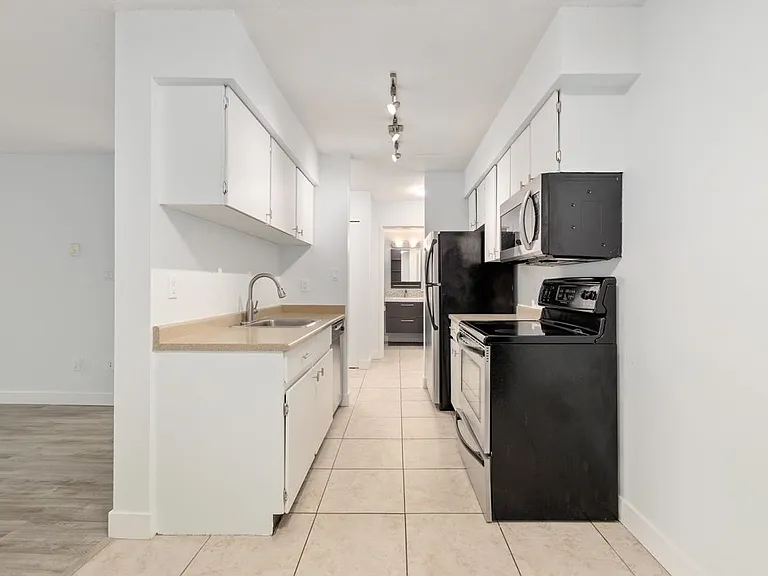 9857 Manchester Dr #407 — Photo 6