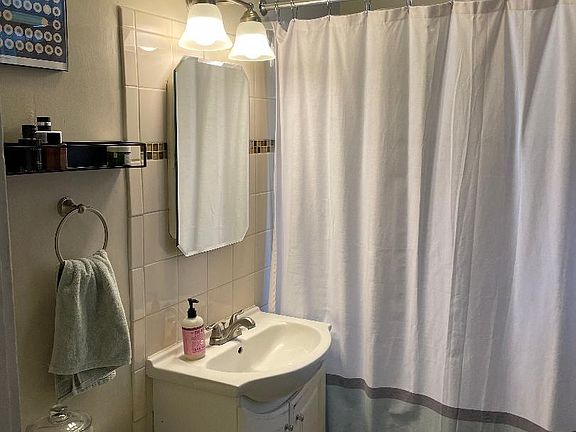 5th image of 1528 W Winnemac Ave #8
