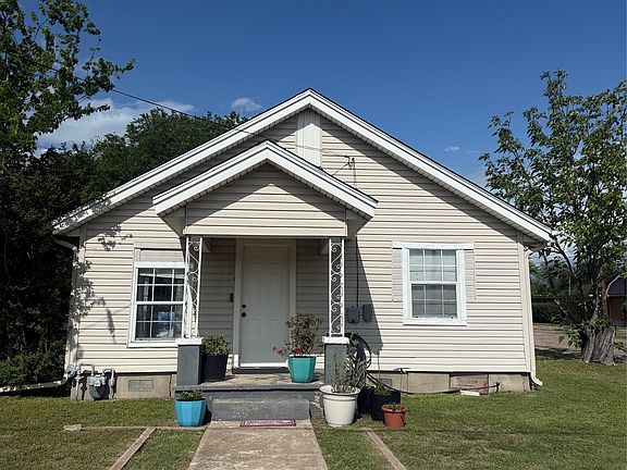 2nd image of 301 Cedar St