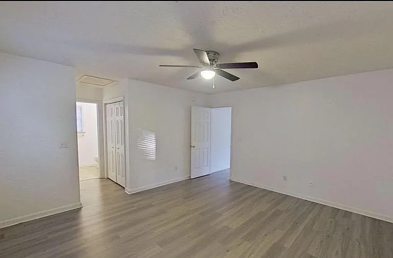 1113 Loman Ln — Photo 9