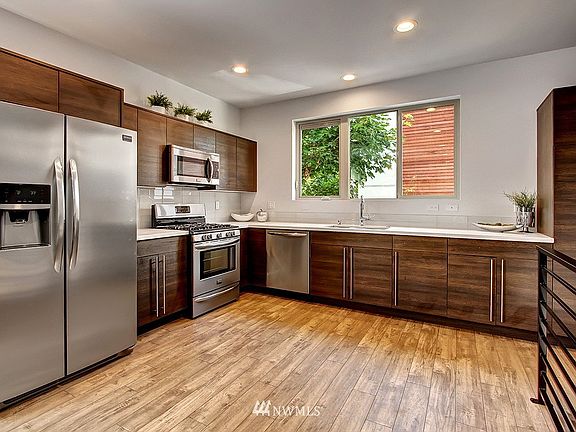 2nd image of 9607 A Roosevelt Way NE