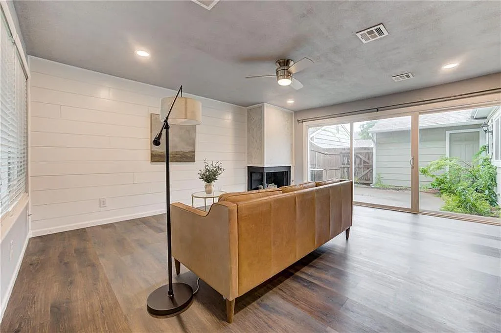 3 bed, 1353 sqft, $1,695 — Photo 1