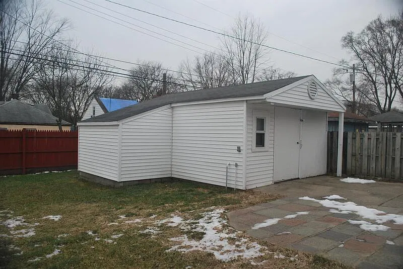 3 bed, 1.0 bath, 1130 sqft, $1,525 — Photo 2