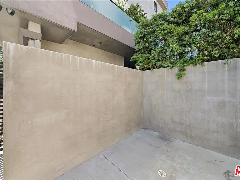 556 N Flores St #2B — Photo 25