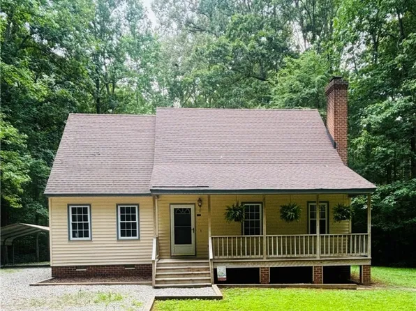 8530 Woodland Dr, Amelia Court House, VA 23002