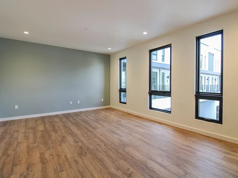 Newly Built Luxury Apartments in San Luis Obispo "Little Italy" — Photo 37