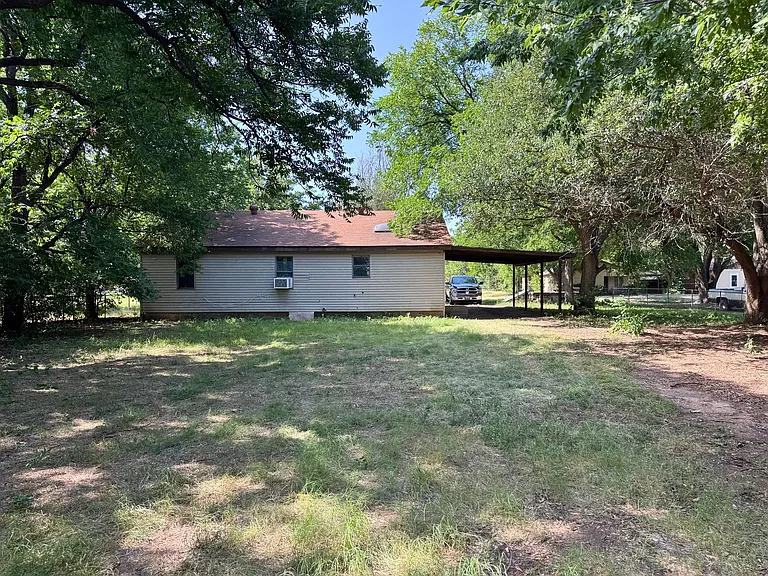 808 E Bank St — Photo 28