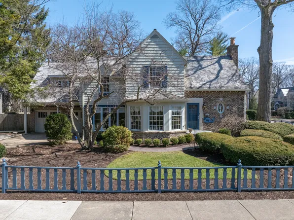 333 Simpson St, Lake Bluff, IL 60044