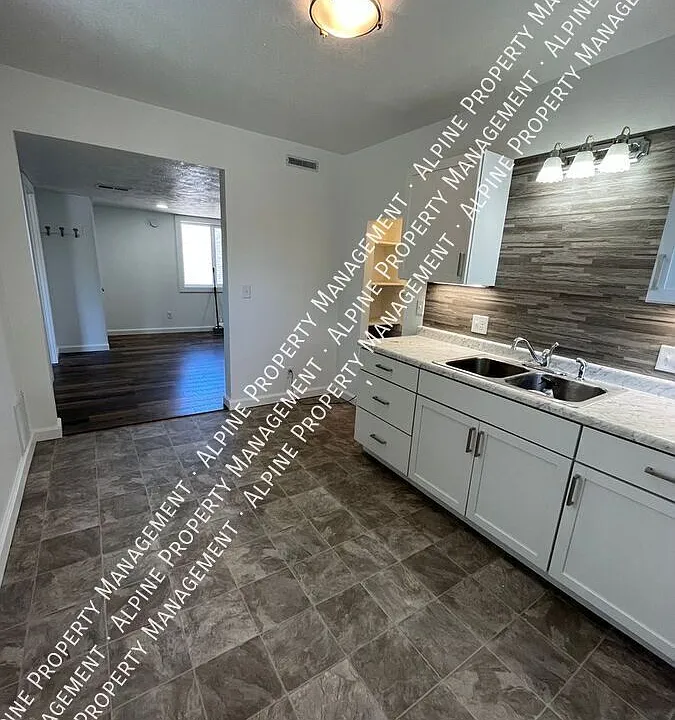 616 S Duluth Ave #2