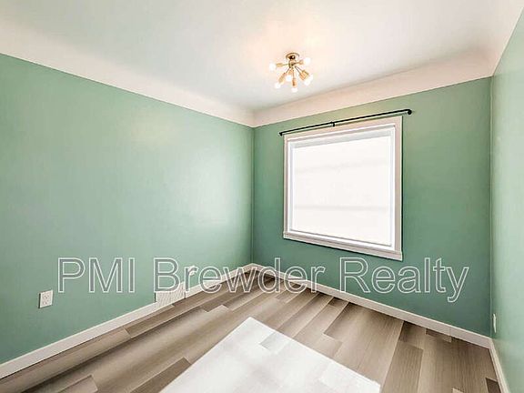 5th image of 2218 Hoyt Ave Unit B