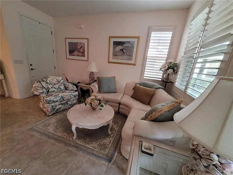 10714 Cetrella Dr — Photo 4