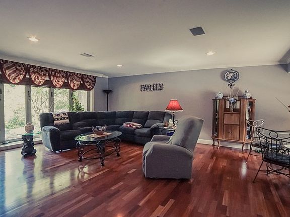2nd image of 978 Parkwood Dr