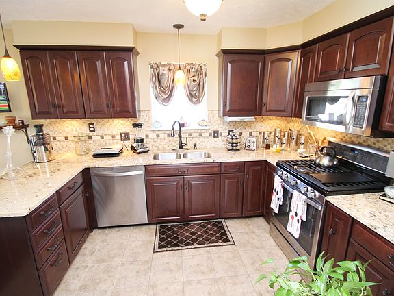 Granite Kitchen w custom cabinets, breakfast bar, new SS appl, tile backsplash