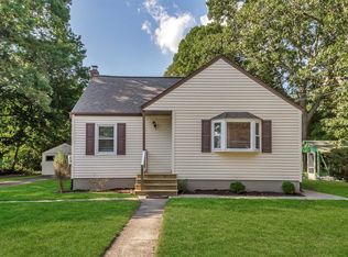 51 Walnut St, Islip, NY 11751