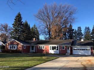 1812 Belmont Rd, Grand Forks, ND 58201