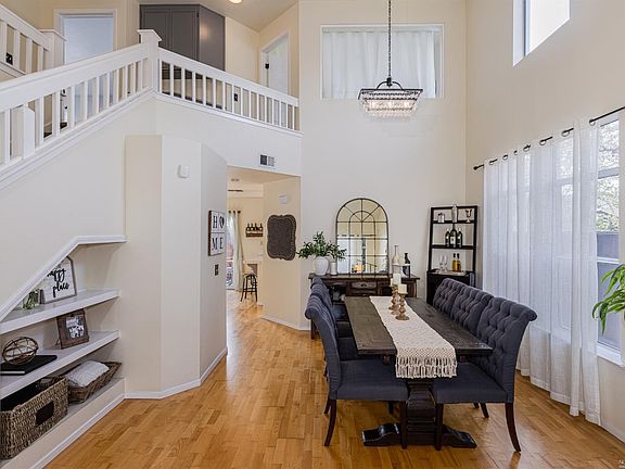 5th image of 709 Mayflower St
