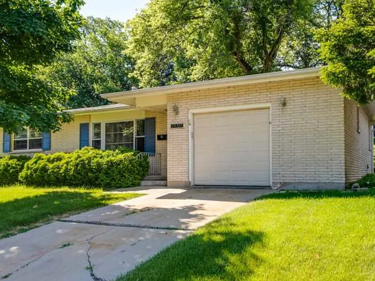 Ashley Dr — Photo 2