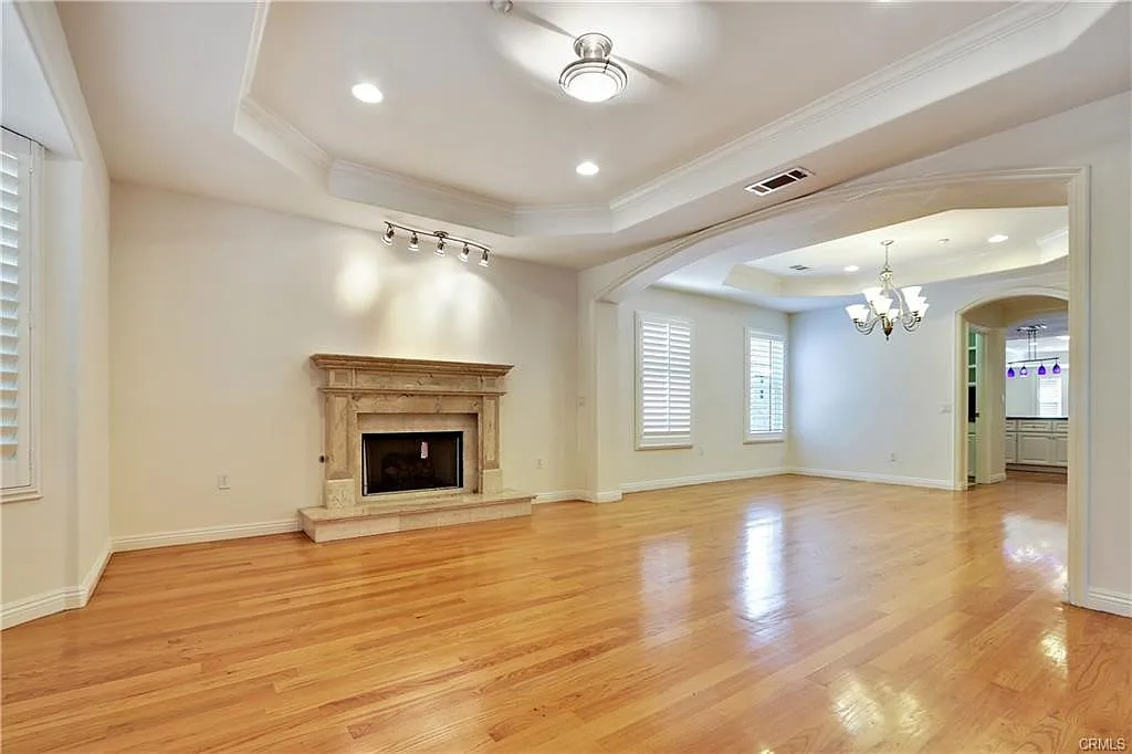 5 bed, 3277 sqft, $7,980 — Photo 3