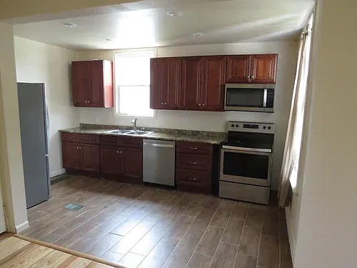 5 bed, 2338 sqft, $2,700 — Photo 1