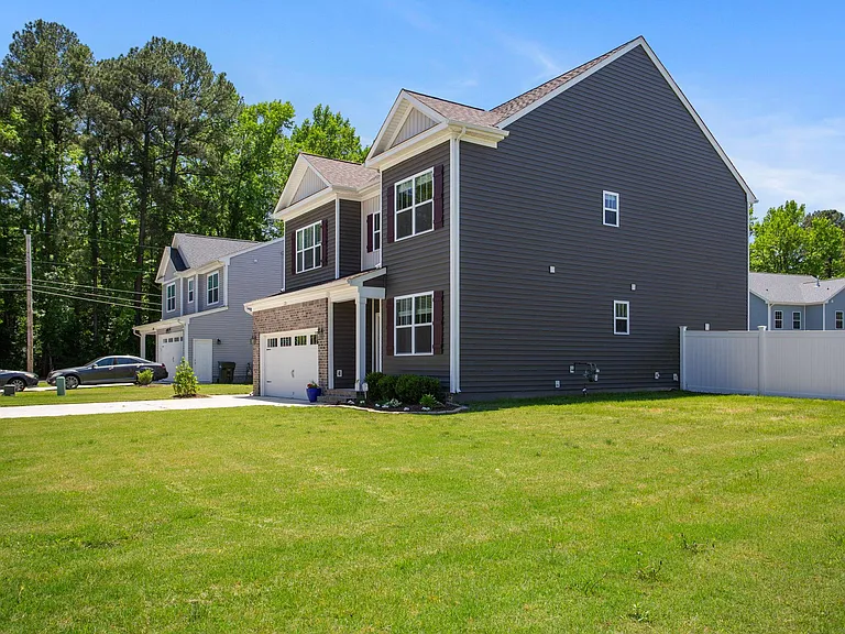 121 Bellflower Ln — Photo 3
