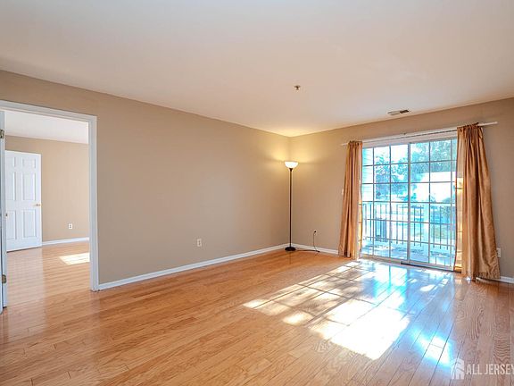4th image of 513 Waterford Dr