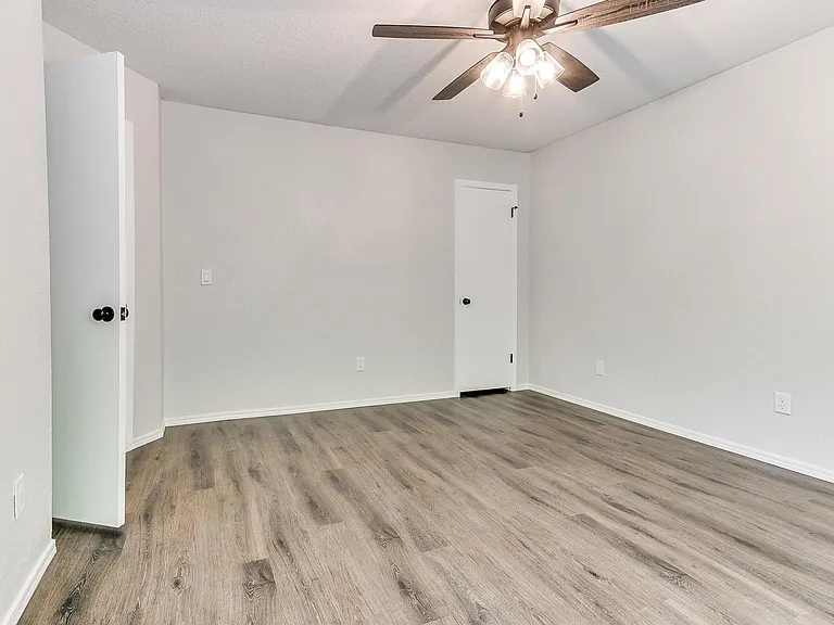425 Dauphin Ave — Photo 13