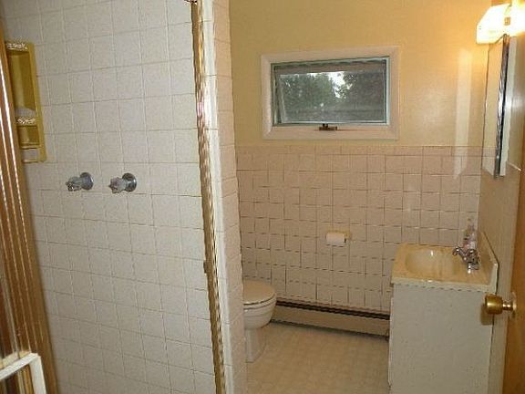3rd image of 2044 Chepstow Rd